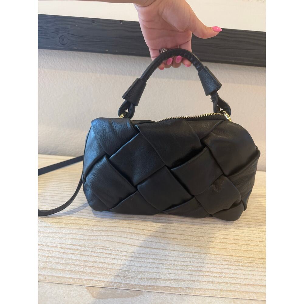Valentina Fiore two-way Italian woven leather crossbody bag. Gold hardware. - Picture 9 of 13